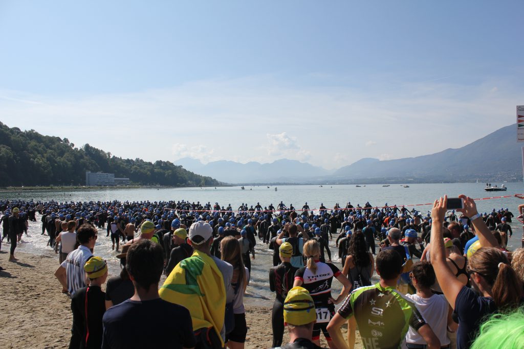 Triathlon d'Aix-les-Bains 2018 : départ natation depuis la plage du lac du Bourget