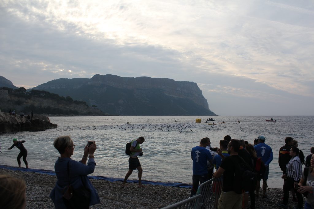 Départ natation du triathlon de Cassis 2018, approche 1ère bouée
