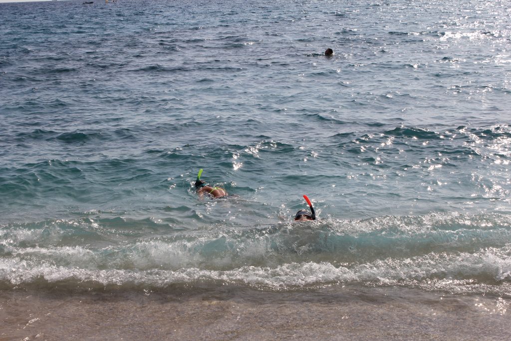 Baignade sur la plage de Cassis