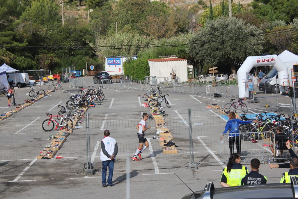 Triathlon de Cassis 2021 - 10km course, sortie du parc à vélo